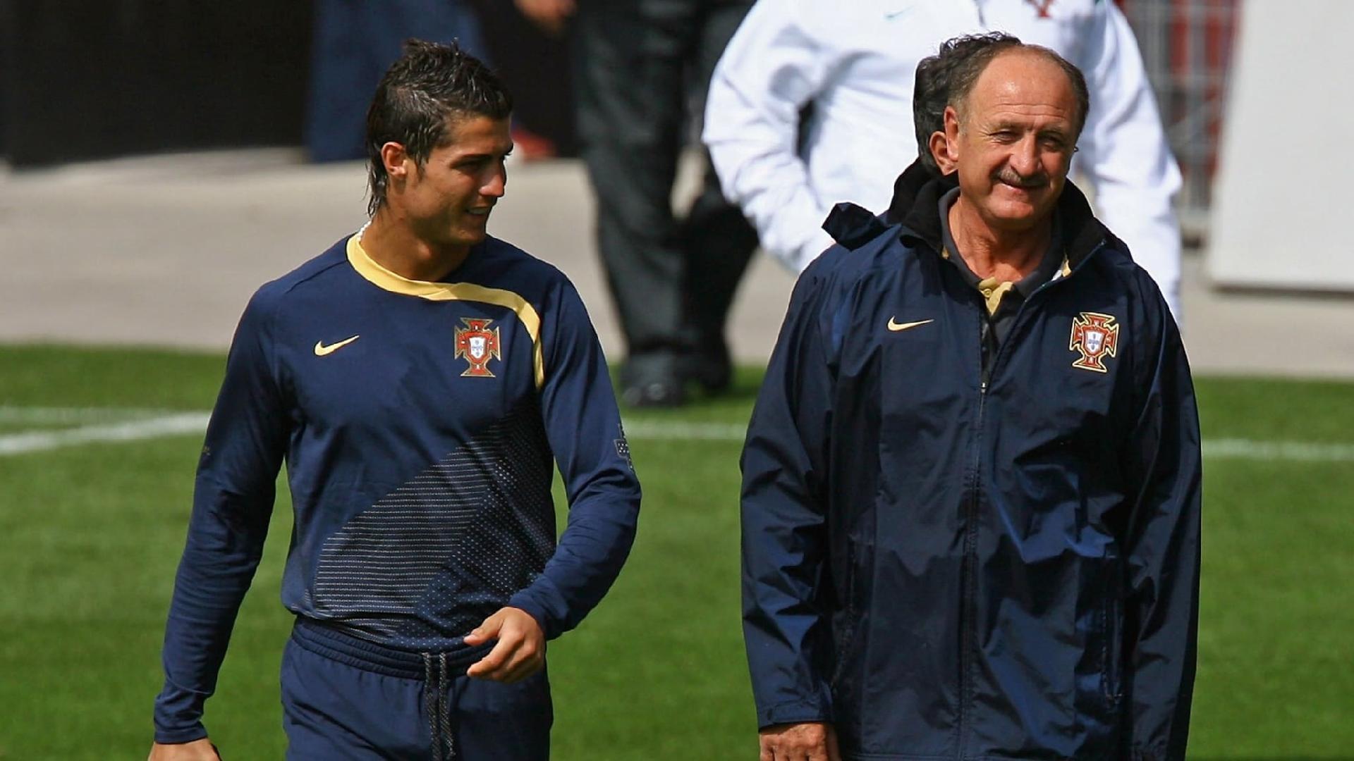 Luiz Felipe Scolari conversa com Cristiano Ronaldo durante passagem pela seleção portuguesa - Getty Images