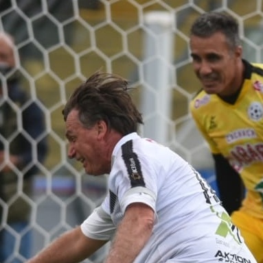 Bolsonaro participa de partida beneficente de futebol em Santos, Política