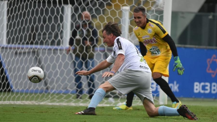 Gol marcado por Bolsonaro em partida beneficente disputada na Vila Belmiro - Ivan Sartori/Santos FC