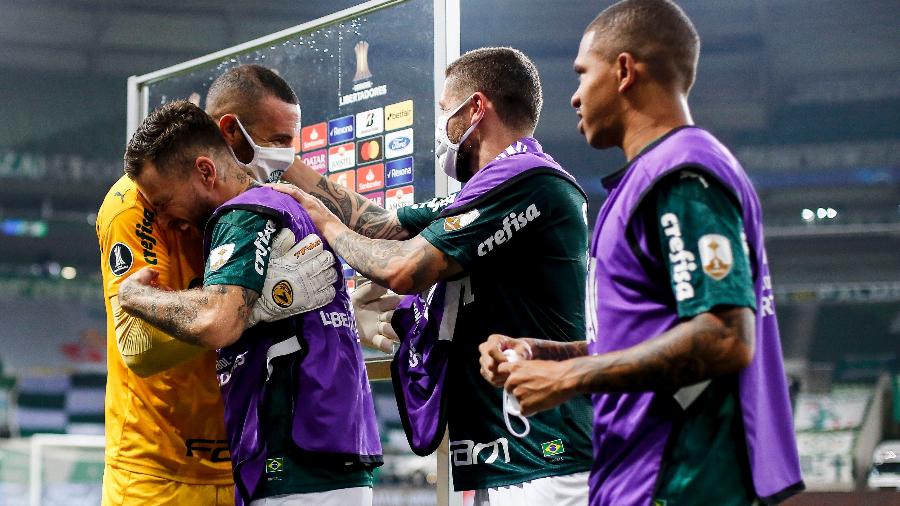 Jogadores do Palmeiras abraçam Weverton após a classificação à final da Libertadores - Staff Images/Conmebol