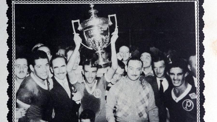 Jair Rosa, do Palmeiras, com o troféu da Taça Rio de 1951 - Acervo/SE Palmeiras
