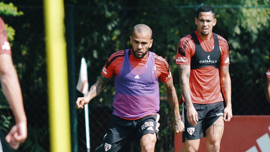 Dani Alves e Luciano treinaram com bola no último coletivo antes da semifinal - Fellipe Lucena / saopaulofc