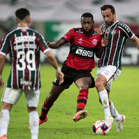 Nenê e Gerson disputam a bola na decisão  - Jorge Rodrigues/AGIF