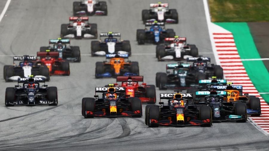 Max Verstappen e Lewis Hamilton disputaram posição logo na largada - Bryn Lennon/Getty Images
