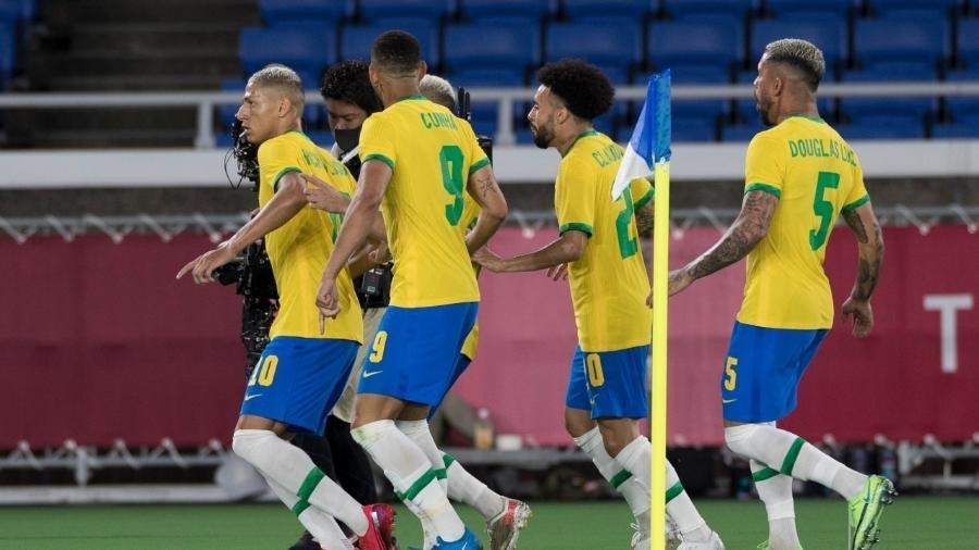 Richarlison comemora um de seus gols marcados contra a Alemanha, na estreia da seleção brasileira masculina nas Olimpíadas - Julio César Guimarães / COB