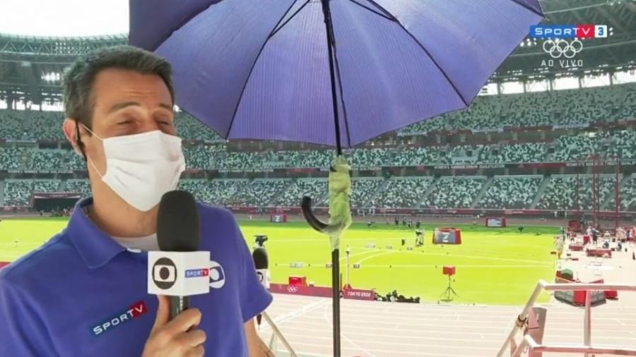 Repórter do SporTV mostra "gambiarra" para se proteger do calor  - Reprodução/SporTV