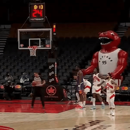 Mascote inflável do Toronto Raptors durante partida da NBA contra o Phoenix Suns - Reprodução/Twitter