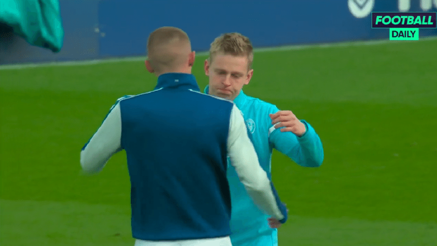 Zinchenko (City) e Mykolenko (Everton) se abraçam antes do confronto entre seus times no Campeonato Inglês - Reprodução/Twitter/FootballDaily
