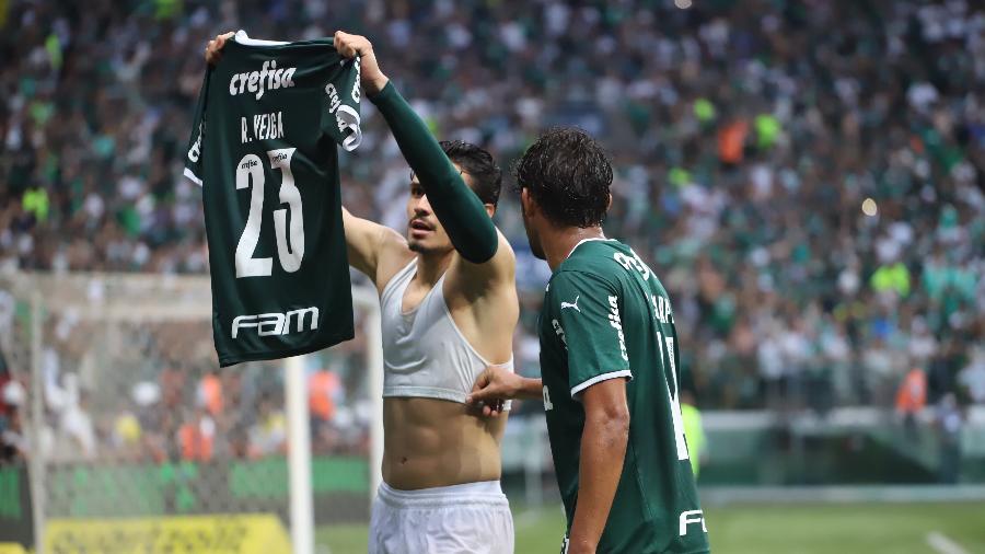 Raphael Veiga se empolga e tira a camisa após marcar pelo Palmeiras na final do Paulistão - LECO VIANA/ESTADÃO CONTEÚDO