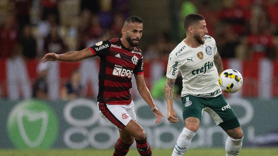 Tiago Maia disputa lance com Zé Rafael, na partida entre Flamengo e Palmeiras, no Maracanã - AGIF