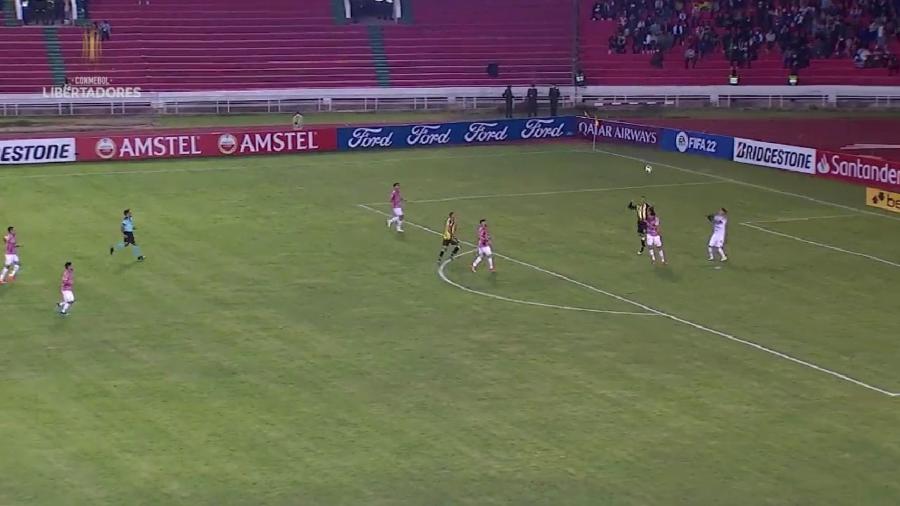 Após tiro de meta de Varela, o Deportivo Táchira abriu o placar contra o Independiente Petrolero - Reprodução/Twitter