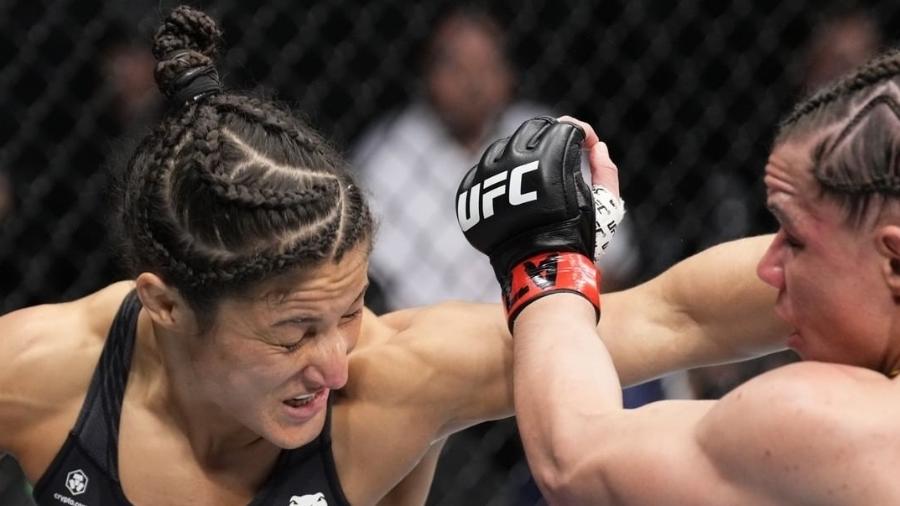 Lupita Godínez atacando a brasileira Ariane "Sorriso" no UFC 274 - Reprodução Web: // Instagram UFC Brasil