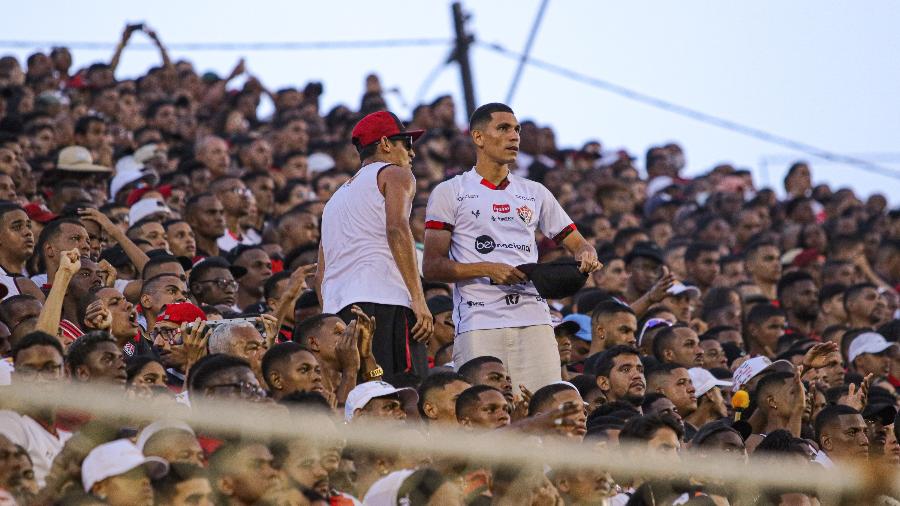 Léo Gomes, volante do Vitória, estava suspenso e foi acompanhar o jogo decisivo pela Série C junto da torcida - Renan Oliveira/AGIF