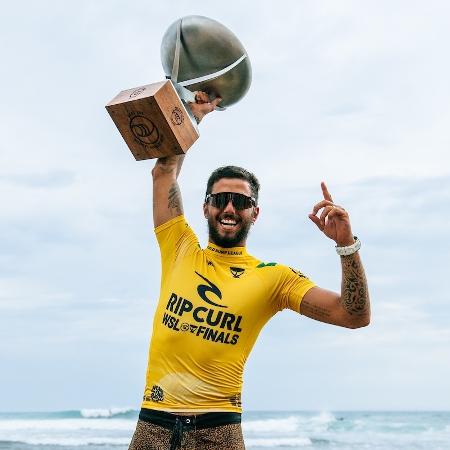 Filipe Toledo ergue troféu de campeão mundial de surfe - World Surf League
