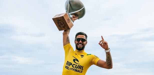 Filipe Toledo ergue troféu de campeão mundial de surfe