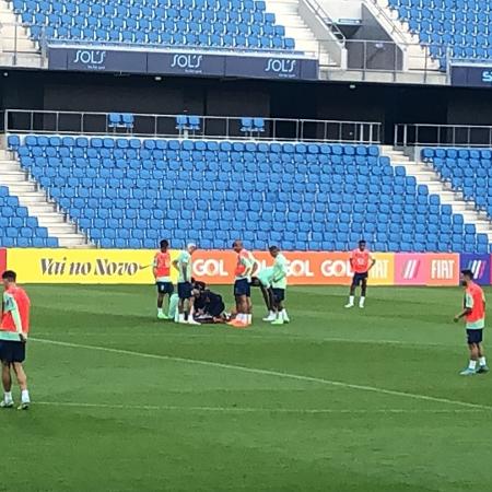 Neymar caído no treino de hoje (21) em Le Havre - UOL