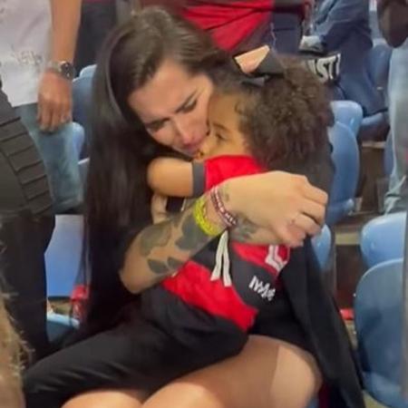 Nina Aché, esposa de Rodinei, assistiu a final da Copa do Brasil ao lado da filha - Reprodução