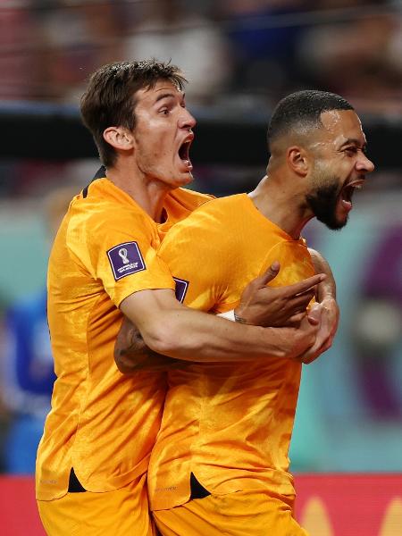 Marten de Roon e Memphis Depay comemoram o primeiro gol da Holanda contra os Estados Unidos. - Patrick Smith - FIFA/FIFA via Getty Images
