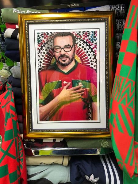 Quadro com imagem do rei de Marrocos vestido com a camisa da seleção do país em lojinha do centro de Rabat - Bruno Braz / UOL