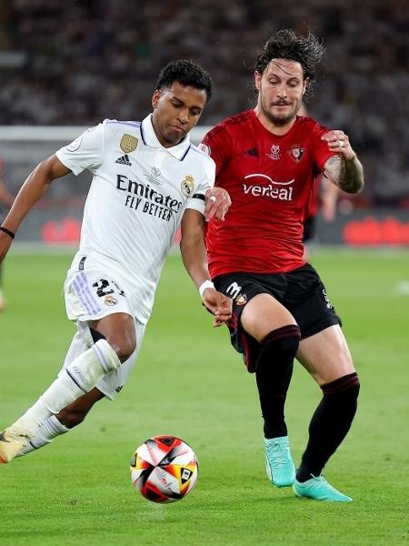 Rodrygo, do Real Madrid, disputa a bola durante o jogo contra o Osasuna, pela final da Copa do Rei - Fran Santiago/Getty