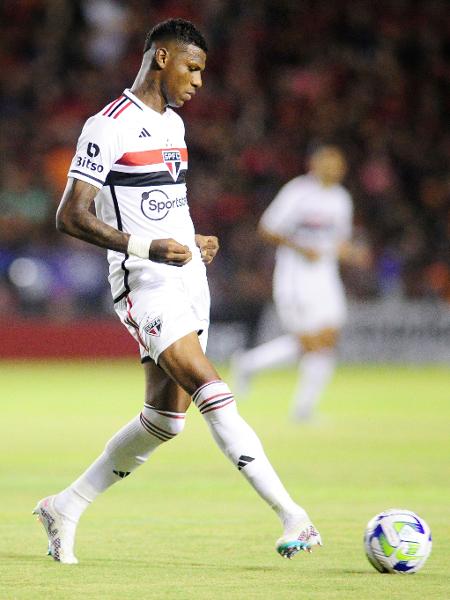 Arboleda, zagueiro do São Paulo, precisou ser substituído na partida contra o Sport. - Ricardo Fernandes/www.fotoarena.com.br