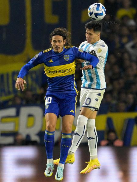 Cavani, do Boca Juniors, e Sigali, do Racing, disputam a bola em jogo da Libertadores