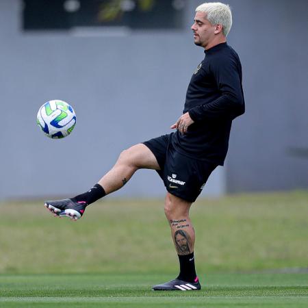 Fagner, do Corinthians, em treino no CT Joaquim Grava