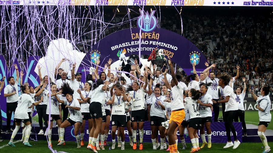 Jogadoras do Corinthians fazem festa após título do Brasileirão Feminino sobre a Ferroviária