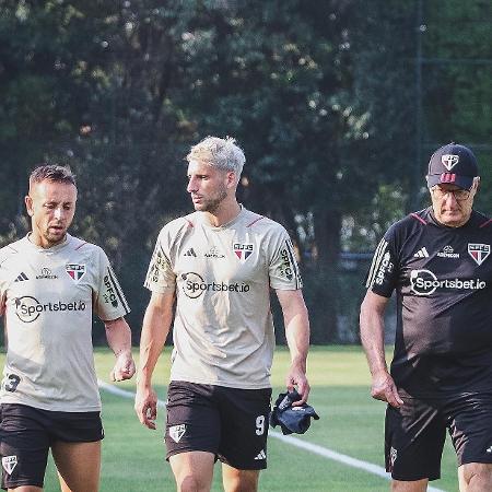 Rafinha, Calleri e Dorival Júnior durante treino do São Paulo no CT da Barra Funda