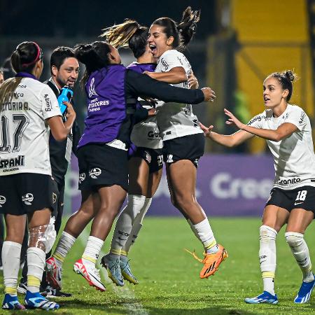 Jogadoras do Corinthians comemoram gol de Millene sobre o Colo-Colo, na estreia da Libertadores Feminina
