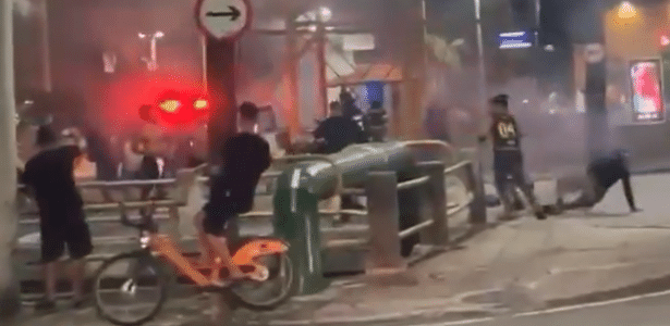 Confusões em clássico carioca resultam em 14 detidos e policial ferido.