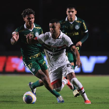 Alisson, do São Paulo, em ação contra o Palmeiras, pelo Brasileirão