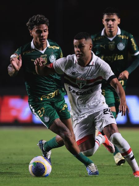 Alisson, do São Paulo, em ação contra o Palmeiras, pelo Brasileirão