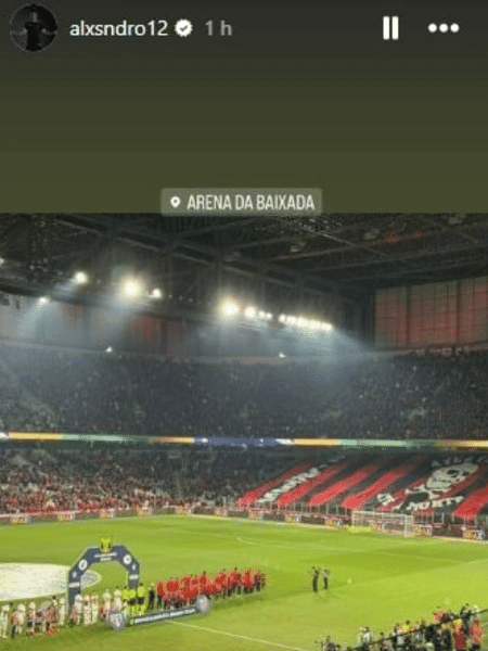 Alex Sandro publica stories no Instagram assistindo a Athletico-PR e São Paulo