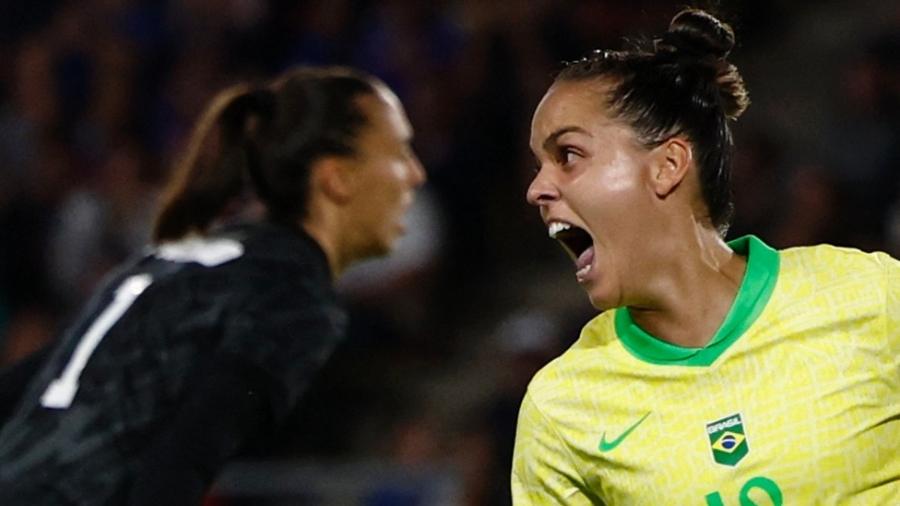 Gabi Portilho celebra gol em Brasil x França no futebol feminino das Olimpíadas