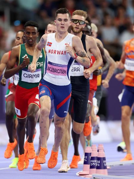 Norueguês Jakob Ingebrigtsen lidera pelotão durante as semifinais dos 1500m das Olimpíadas de Paris