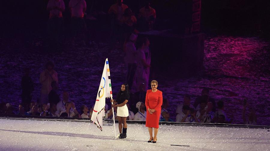 Simone Biles,ao lado da prefeita de Los Angeles Karen Bass na cerimônia de encerramento dos Jogos Olímpicos de Paris 2024 Simone Biles,ao lado da prefeita de Los Angeles Karen Bass na cerimônia de encerramento dos Jogos Olímpicos de Paris 2024