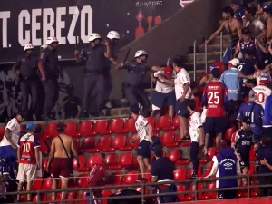 Coquetel insuportável do futebol: Racistas, omissos e policiais violentos