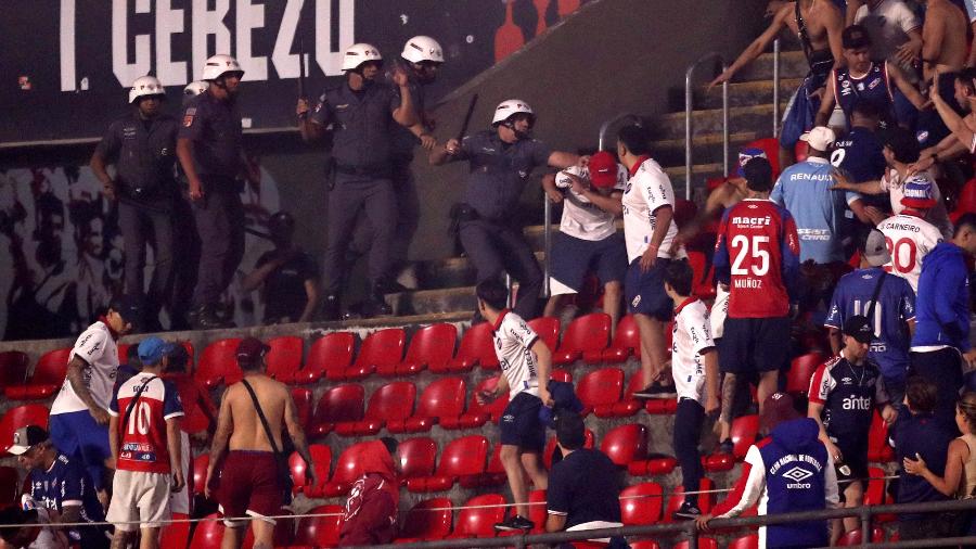 Torcedores do Nacional brigam com a polícia durante jogo contra o São Paulo, pela Libertadores