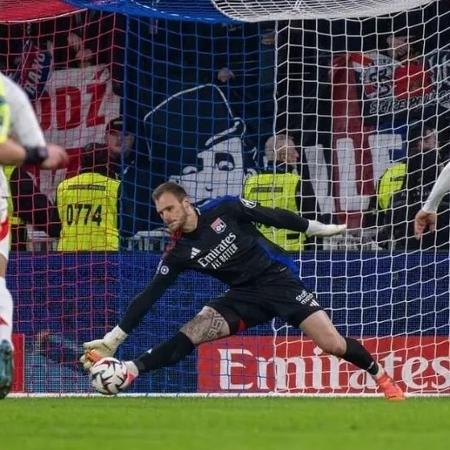 Lucas Perri tem brilhado pelo Lyon; no final de semana, foi eleito melhor em campo