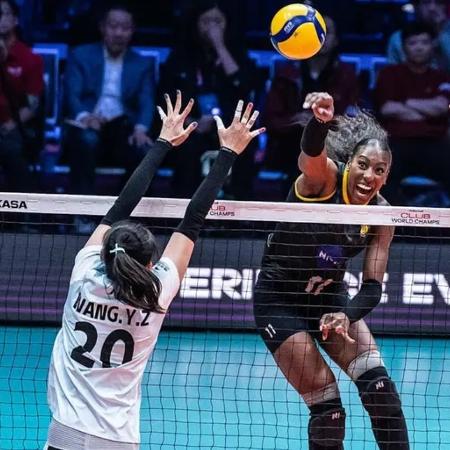 Nia Reed, do Praia Clube, durante duelo com o Tianjin Bohai Bank, na semi do Mundial de Clubes de vôlei feminino