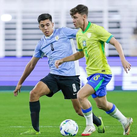 Breno Bidon tenta sair da marcação durante Uruguai x Brasil, jogo do Sul-Americano sub-20