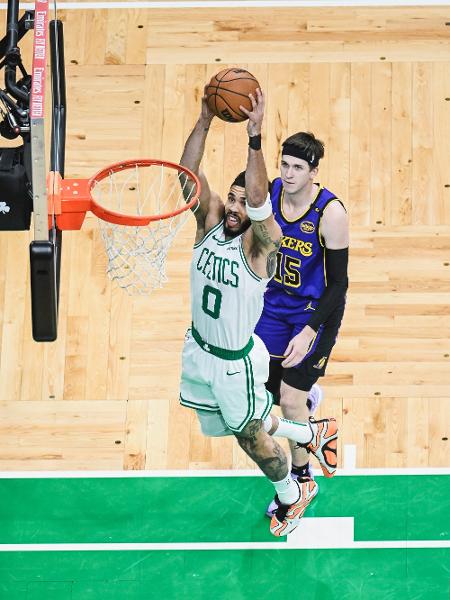 Jayson Tatum faz enterrada no jogo entre Boston Celtics e Los Angeles Lakers na NBA