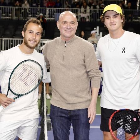 João Fonseca ao lado de Andre Agassi, além de Hugo Gaston, adversário nas quartas do Challenger de Phoenix João Fonseca ao lado de Andre Agassi, além de Hugo Gaston, adversário nas quartas do Challenger de Phoenix