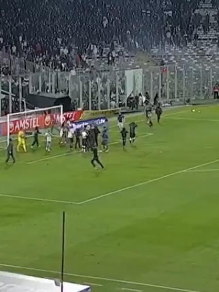 Torcedores do Colo-Colo invadiram gramado durante jogo contra o Fortaleza Torcedores do Colo-Colo invadiram gramado durante jogo contra o Fortaleza