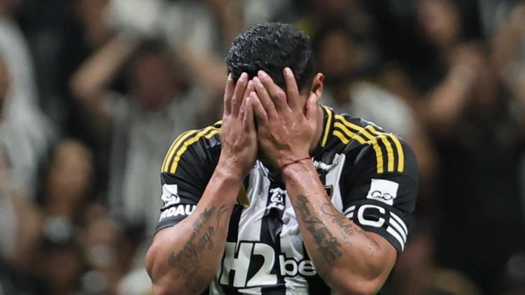 Hulk, do Atlético-MG, se lamenta durante jogo contra o Cruzeiro pela Copa do Brasil