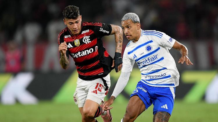 Carrascal e Matheus Pereira brigam pela bola durante Flamengo x Cruzeiro, duelo do Brasileirão