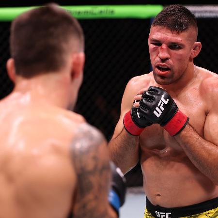 O brasileiro Vicente Luque encara o espanhol Joel Alvarez durante luta no UFC Rio O brasileiro Vicente Luque encara o espanhol Joel Alvarez durante luta no UFC Rio