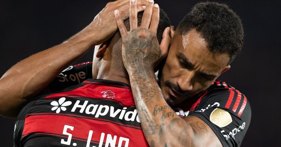 Danilo abraça Samuel Lino em Flamengo x Racing, pela Libertadores