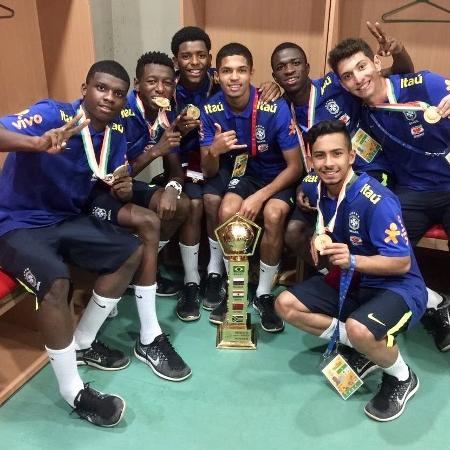 Vini Jr comemora título da Brics Cup, em 2016, disputada na Índia com a seleção brasileira